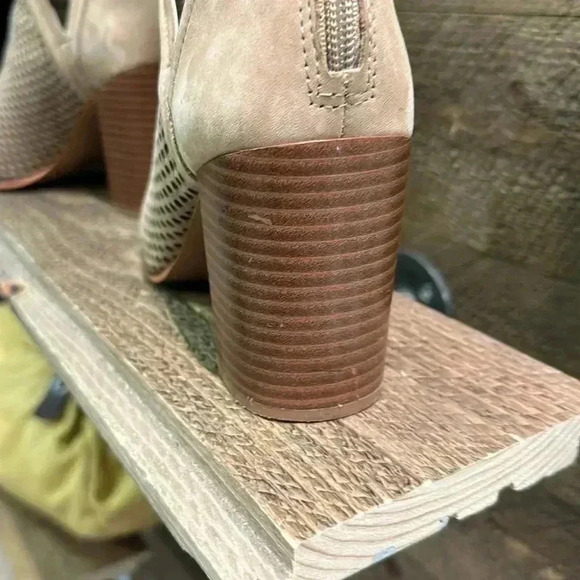 VINCE CAMUTO the Katnina Perforated Nubuck Open Toe Shooties size 7.5 - Picture 7 of 10